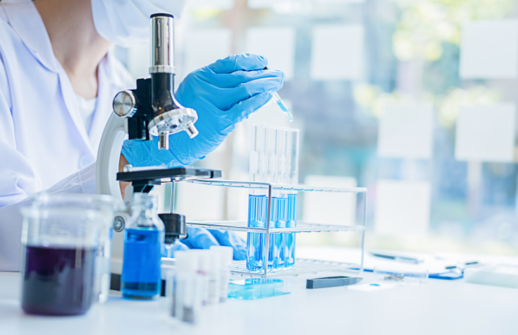 Forscher arbeiten mit Forschungsschemikalien im Labor